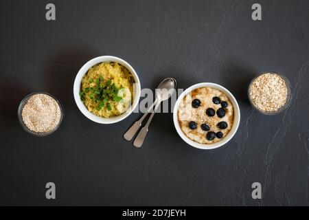 Zwei Schüsseln mit süßem und herzhaftem Haferbrei Stockfoto