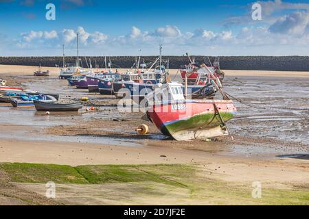 Fischerboote im Hafen von Folkestone, wenn die Flut ist. Stockfoto