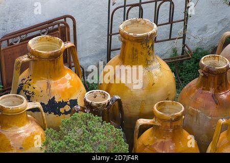 Traditionelle Terrakotta-Gefäße aus Süditalien Stockfoto