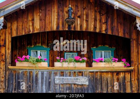 Auf dem Holzbalkon blühende Topfblumen Stockfoto