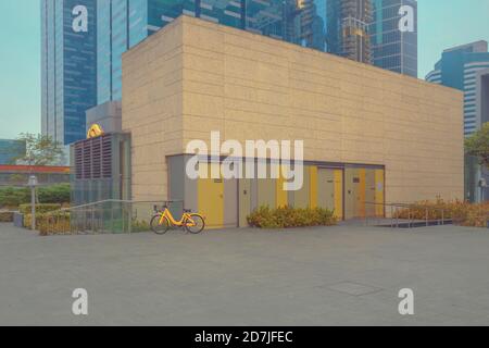 Fahrrad vor der MRT-Station, Singapur Stockfoto