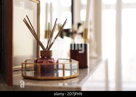 Duftstäbchen mit Glasständer über hellem Hintergrund. Duft nach Hause. Stockfoto
