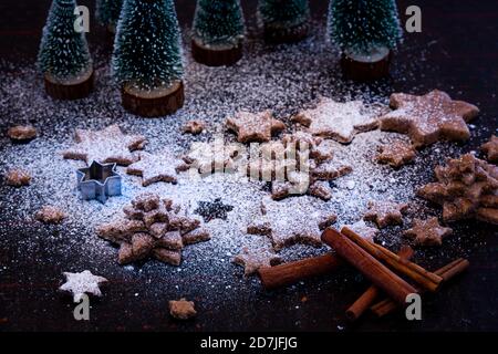 Weihnachtsdekoration mit sternförmigen Keksen Stockfoto