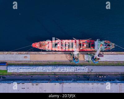 Russland, Region Primorsky, Zarubino, Luftaufnahme des Containerschiffes im kommerziellen Dock festgemacht Stockfoto