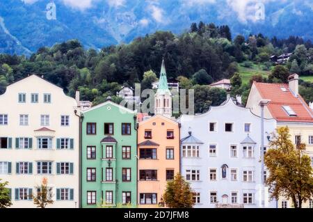 Schönes Architekturgebäude auf der Stadt Innsbruck, Tirol, Österreich Stockfoto