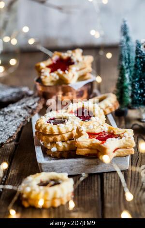 Weihnachtsbeleuchtung und frisch gebackene Marmeladenkekse Stockfoto