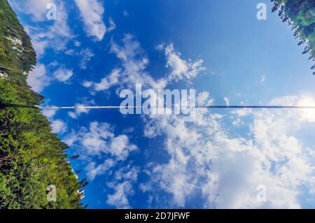 Österreich, Tirol, Reutte, Highline179 Stretching against Clouds Stockfoto