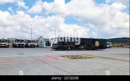 Shuttle-Bus für den Transport von Passagieren zwischen dem Flugzeug und dem Flughafen-Terminal. Stockfoto