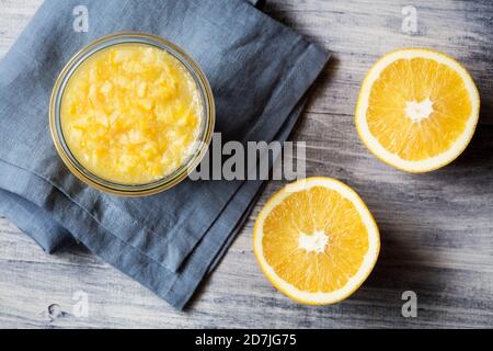 Orangenscheibe und hausgemachte Marmelade auf dem Tisch Stockfoto