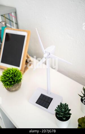 Kleine Topfpflanzen und Windturbine geformten elektrischen Ventilator Stockfoto