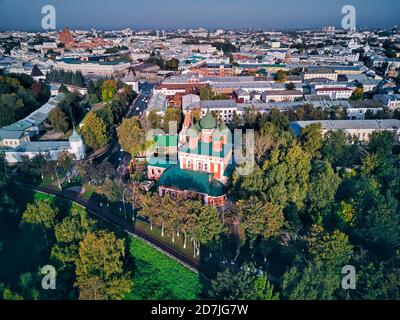 Luftaufnahme von Jaroslawl Museum-Reserve und Spaso-Preobraschenski Kloster mit Kirche des Heiligen Michael Erzengel in der Stadt an sonnigen Tag, Jaroslawl, Russland Stockfoto