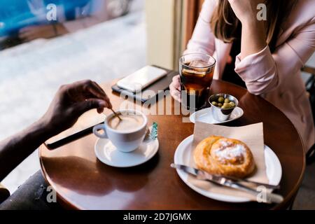 Freund und Freundin trinken im Café Stockfoto