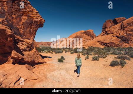 Frau beim Erkunden des Valley of Fire State Park im Sommer, Nevada, USA Stockfoto