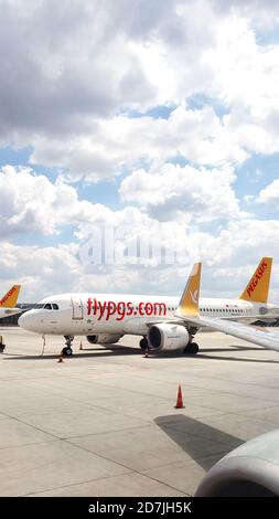 Parken eines Pegasus Passagierflugzeugs in der Nähe des Terminals am Flughafen. Stockfoto