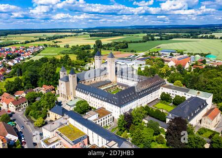 Drohnenansicht der Abtei Münsterschwarzach gegen den Himmel bei Schwarzach, Bayern, Deutschland Stockfoto