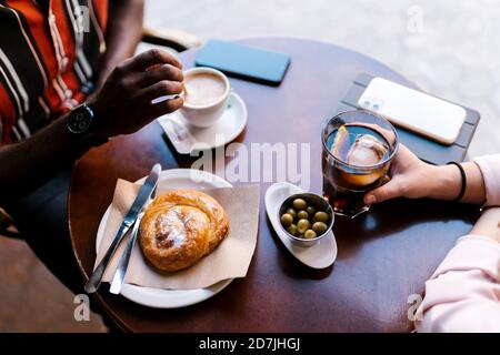 Junges Paar, das im Café am Tisch Getränke trinkt Stockfoto