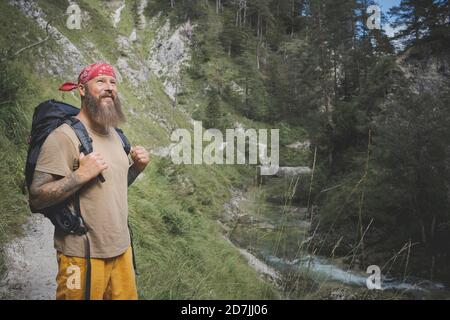 Bärtiger Mann mit Bandana im Wald, Otschergraben, Österreich Stockfoto
