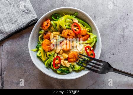 Nahaufnahme von Zoodles mit Garnelen und Chili in einer Schüssel serviert Auf dem Tisch Stockfoto