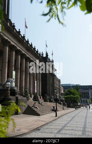 Steintreppe führt zum Eingang des Rathauses von Leeds im Zentrum der Stadt Leeds, West Yorkshire, England. Stockfoto