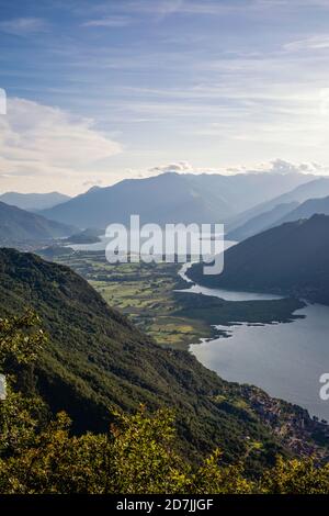 Italien, Provinz Sondrio, Panoramasicht auf den Mezzola-See in Riserva Naturale Pian di Spagna und Lago di Mezzola in der Abenddämmerung Stockfoto