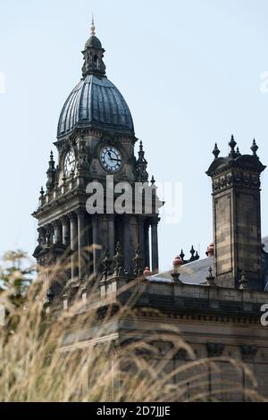 Barocker Uhrenturm am Rathaus von Leeds im Zentrum der Stadt Leeds, West Yorkshire, England. Stockfoto