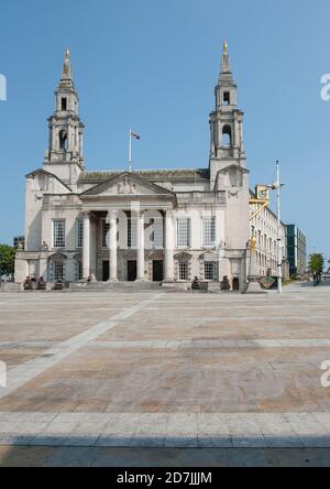 Eingang zur Leeds Civic Hall, Millennium Square, Leeds, West Yorkshire, England. Stockfoto