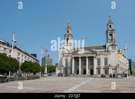 Eingang zur Leeds Civic Hall, Millennium Square, Leeds, West Yorkshire, England. Stockfoto