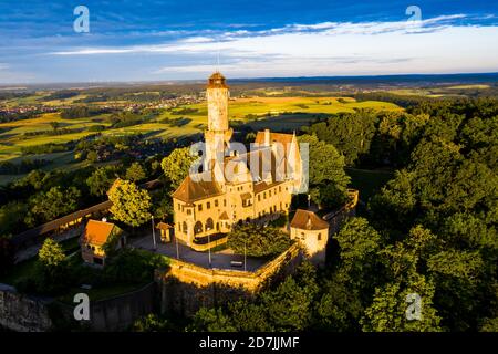 Deutschland, Bayern, Bamberg, Hubschrauberblick auf Schloss Altenburg in der Sommerdämmerung Stockfoto