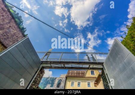 Österreich, Tirol, Reutte, Highline179 über einen erhöhten Gehweg Stockfoto