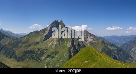 Landschaftlich reizvolle Aussicht auf den Hofater Berg in den Allgauer Alpen Stockfoto