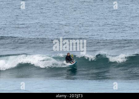 Saint-Jean-de-Luz, P-A / Frankreich - 22. Oktober 2020: Ein Mann mittleren Alters, der auf einem Waveski im Atlantischen Ozean surft Stockfoto