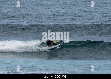Saint-Jean-de-Luz, P-A / Frankreich - 22. Oktober 2020: Ein Mann mittleren Alters, der auf einem Waveski im Atlantischen Ozean surft Stockfoto