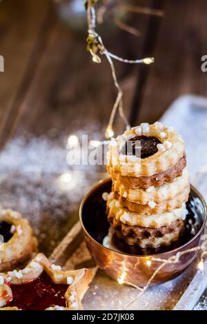 Weihnachtsbeleuchtung und frisch gebackene Marmeladenkekse Stockfoto