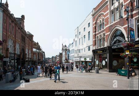 Briggate, eine Fußgängerzone in Leeds Stadtzentrum, West Yorkshire, England. Stockfoto