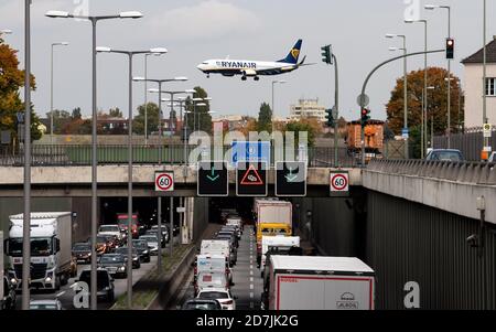 Berlin, Deutschland. Oktober 2020. Ein Flugzeug der Fluggesellschaft Ryanair landet am Flughafen Tegel. Der Berliner Innenstadtflughafen Tegel (TXL) soll nach der Eröffnung des neuen Flughafens Berlin Brandenburg (BER) Anfang November geschlossen werden. Quelle: Bernd von Jutrczenka/dpa/Alamy Live News Stockfoto