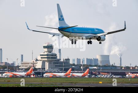 Berlin, Deutschland. Oktober 2020. Ein Flugzeug der Fluggesellschaft KLM landet am Flughafen Tegel. Der Berliner Innenstadtflughafen Tegel (TXL) soll nach der Eröffnung des neuen Flughafens Berlin Brandenburg (BER) Anfang November geschlossen werden. Quelle: Bernd von Jutrczenka/dpa/Alamy Live News Stockfoto