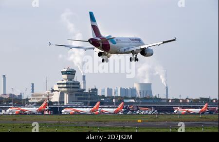 Berlin, Deutschland. Oktober 2020. Ein Flugzeug der Fluggesellschaft Eurowings landet am Flughafen Tegel. Der Berliner Innenstadtflughafen Tegel (TXL) soll nach der Eröffnung des neuen Flughafens Berlin Brandenburg (BER) Anfang November geschlossen werden. Quelle: Bernd von Jutrczenka/dpa/Alamy Live News Stockfoto