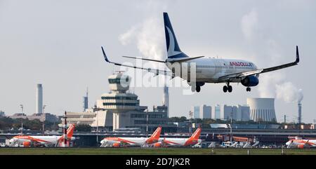 Berlin, Deutschland. Oktober 2020. Ein Flugzeug der Fluggesellschaft Anadolujet landet am Flughafen Tegel. Der Berliner Innenstadtflughafen Tegel (TXL) soll nach der Eröffnung des neuen Flughafens Berlin Brandenburg (BER) Anfang November geschlossen werden. Quelle: Bernd von Jutrczenka/dpa/Alamy Live News Stockfoto