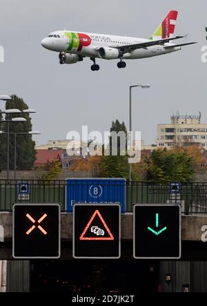 Berlin, Deutschland. Oktober 2020. Ein Flugzeug der Fluggesellschaft Tap landet am Flughafen Tegel. Der Berliner Innenstadtflughafen Tegel (TXL) soll nach der Eröffnung des neuen Flughafens Berlin Brandenburg (BER) Anfang November geschlossen werden. Quelle: Bernd von Jutrczenka/dpa/Alamy Live News Stockfoto