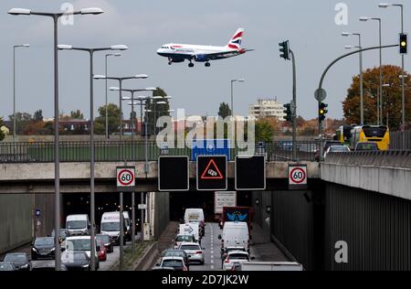 Berlin, Deutschland. Oktober 2020. Ein Flugzeug der British Airways landet am Flughafen Tegel. Der Berliner Innenstadtflughafen Tegel (TXL) soll nach der Eröffnung des neuen Flughafens Berlin Brandenburg (BER) Anfang November geschlossen werden. Quelle: Bernd von Jutrczenka/dpa/Alamy Live News Stockfoto