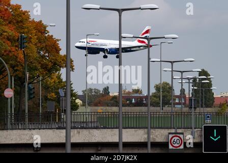 Berlin, Deutschland. Oktober 2020. Ein Flugzeug der British Airways landet am Flughafen Tegel. Der Berliner Innenstadtflughafen Tegel (TXL) soll nach der Eröffnung des neuen Flughafens Berlin Brandenburg (BER) Anfang November geschlossen werden. Quelle: Bernd von Jutrczenka/dpa/Alamy Live News Stockfoto