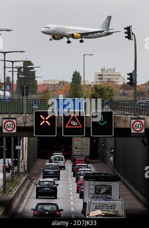 Berlin, Deutschland. Oktober 2020. Ein Flugzeug der Fluggesellschaft Vueling Airlines landet am Flughafen Tegel. Der Berliner Innenstadtflughafen Tegel (TXL) wird nach der Eröffnung des neuen Flughafens Berlin Brandenburg (BER) Anfang November geschlossen. Quelle: Bernd von Jutrczenka/dpa/Alamy Live News Stockfoto