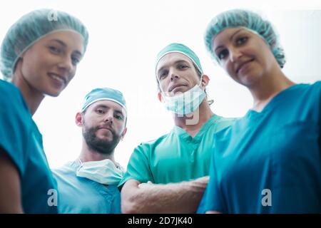 Selbstbewusste Chirurgen und Chirurgen im Krankenhaus Stockfoto