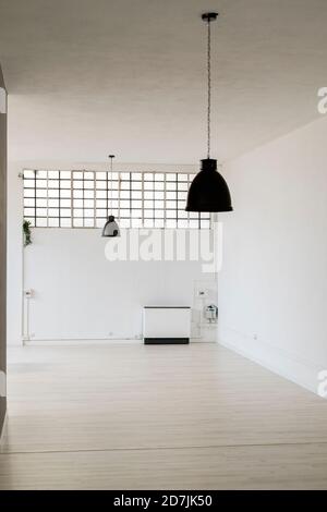 Innenraum des leeren Bürorämtes Stockfoto