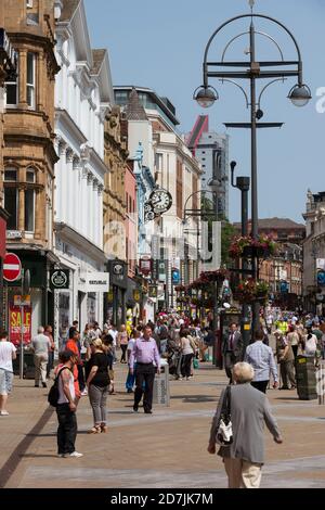 Briggate, eine Fußgängerzone in Leeds Stadtzentrum, West Yorkshire, England. Stockfoto