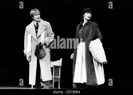 Bill Nighy (Stephen Andrews), Diana Quick (Peggy Whitton) in EINER WELTKARTE geschrieben & Regie von David Hare am Lyttelton Theatre, National Theatre (NT), London SE1 21/01/1983 Design: Hayden Griffin Beleuchtung: Rory Dempster Stockfoto