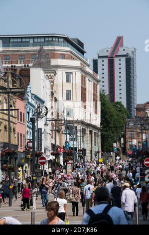 Briggate, eine Fußgängerzone in Leeds Stadtzentrum, West Yorkshire, England. Stockfoto