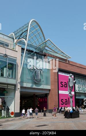 Eintritt zum Top Shop im Trinity Leeds Einkaufszentrum, West Yorkshire, England. Stockfoto