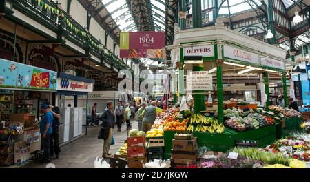 Verkaufsstände in Leeds Kirkgate Market, Leeds, West Yorkshire, England. Stockfoto