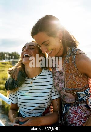 Fröhliche junge Freundinnen genießen Wochenende zusammen an sonnigen Tag Stockfoto